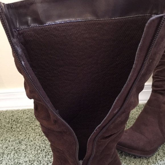 Suede knee length brown boots. - Picture 4 of 5